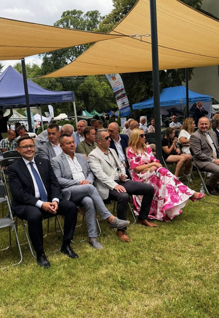 Uczestnicy wydarzenia plenerowego zgromadzeni na widowni podczas części oficjalnej.