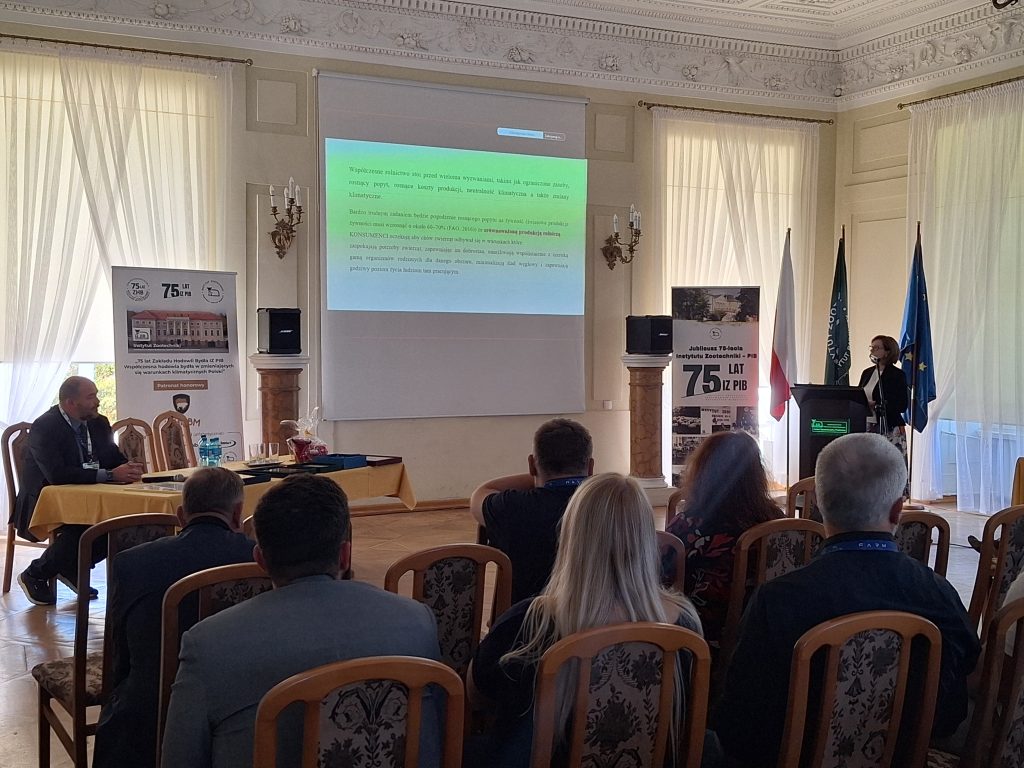 Zdjęcia z obchodów 75-lecia ZHB, obejmujące wystąpienia, uczestników konferencji, prezentacje oraz wydarzenia towarzyszące.