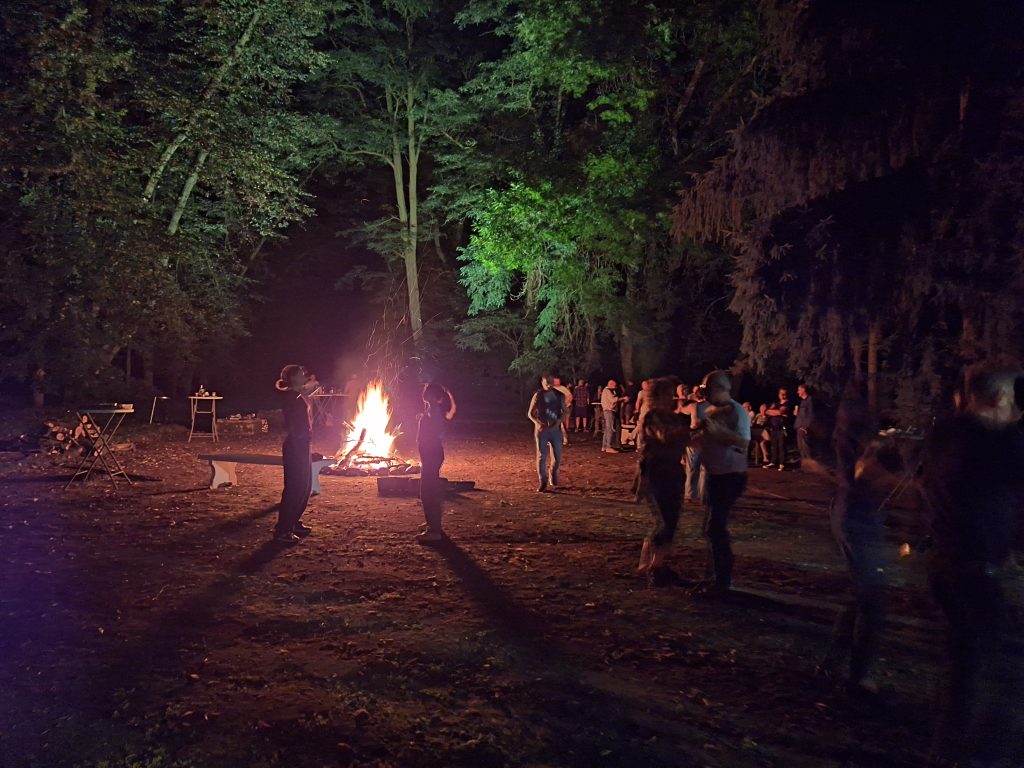 Ognisko w lesie nocą
