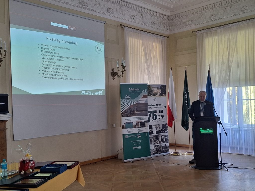 Zdjęcia z obchodów 75-lecia ZHB, obejmujące wystąpienia, uczestników konferencji, prezentacje oraz wydarzenia towarzyszące.