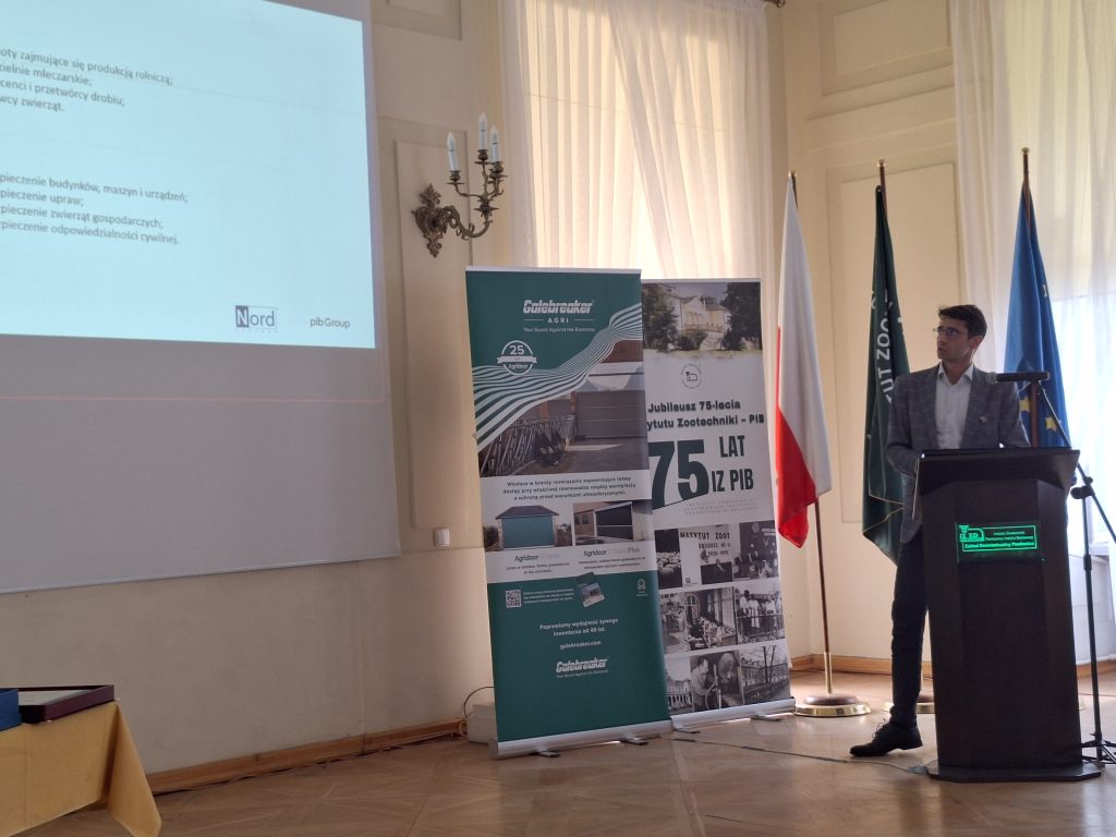 Zdjęcia z obchodów 75-lecia ZHB, obejmujące wystąpienia, uczestników konferencji, prezentacje oraz wydarzenia towarzyszące.
