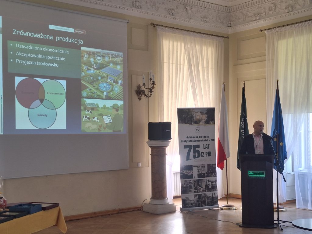Zdjęcia z obchodów 75-lecia ZHB, obejmujące wystąpienia, uczestników konferencji, prezentacje oraz wydarzenia towarzyszące.