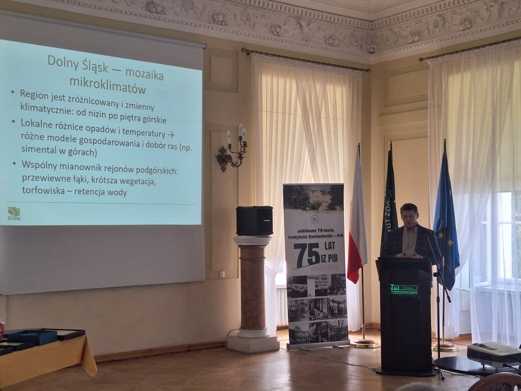 Zdjęcia z obchodów 75-lecia ZHB, obejmujące wystąpienia, uczestników konferencji, prezentacje oraz wydarzenia towarzyszące.