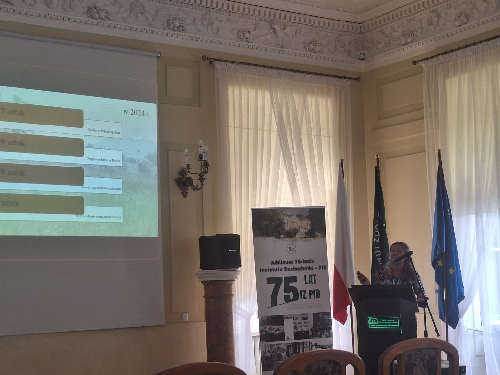 Zdjęcia z obchodów 75-lecia ZHB, obejmujące wystąpienia, uczestników konferencji, prezentacje oraz wydarzenia towarzyszące.