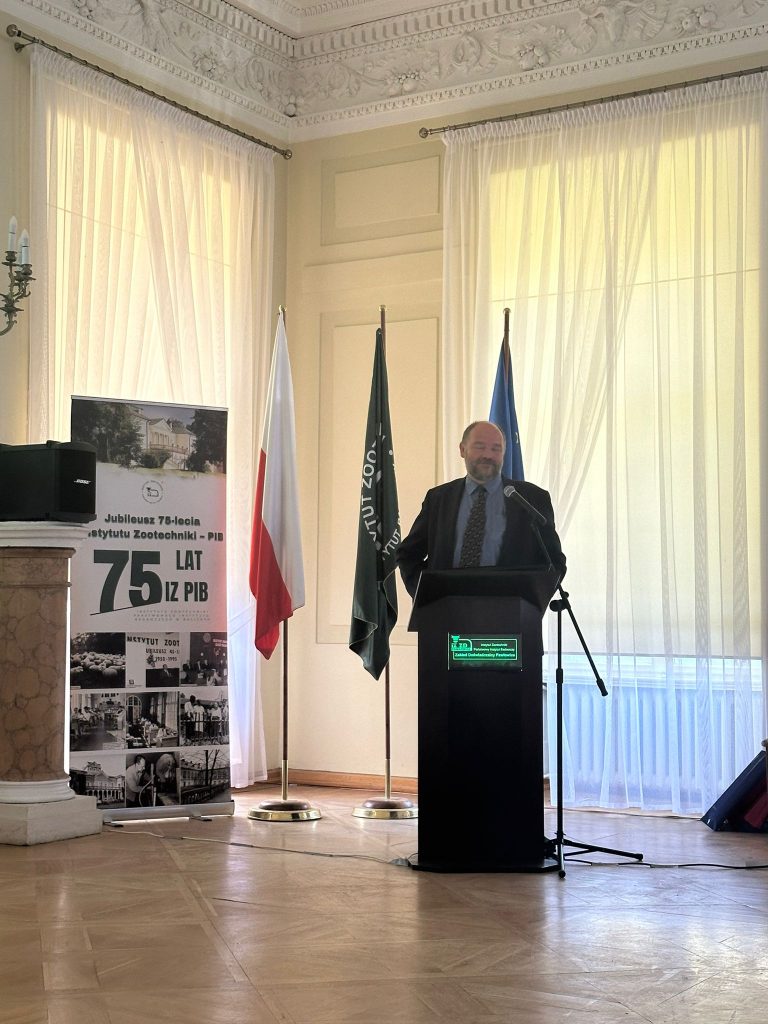 Zdjęcia z obchodów 75-lecia ZHB, obejmujące wystąpienia, uczestników konferencji, prezentacje oraz wydarzenia towarzyszące.