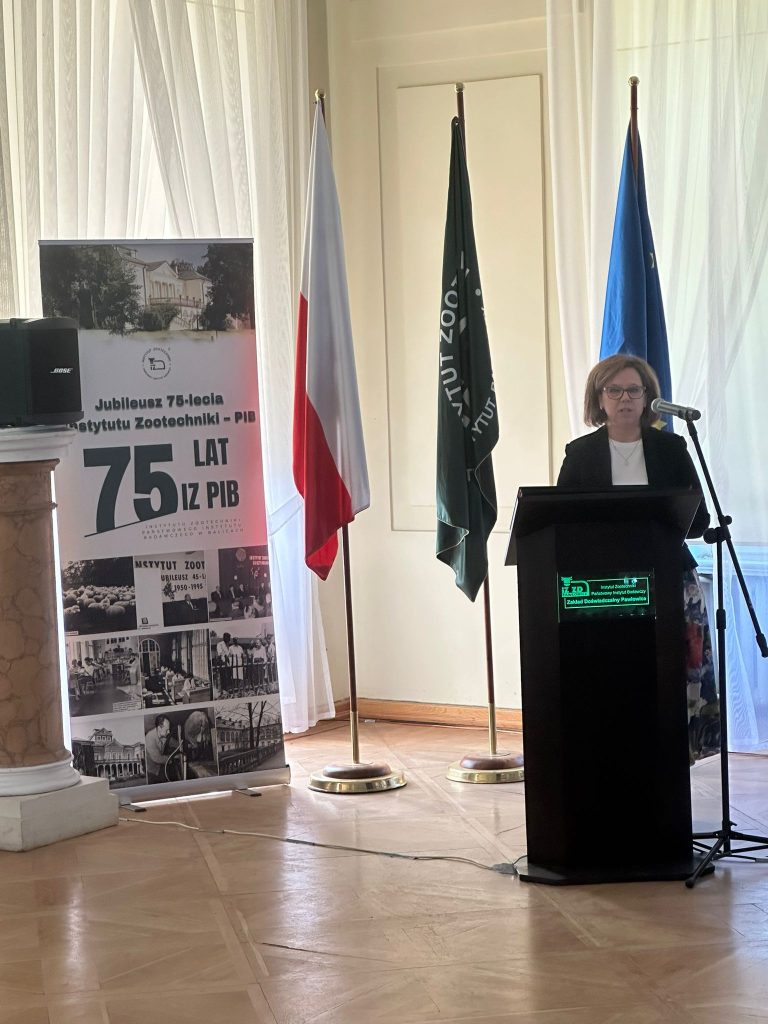 Zdjęcia z obchodów 75-lecia ZHB, obejmujące wystąpienia, uczestników konferencji, prezentacje oraz wydarzenia towarzyszące.