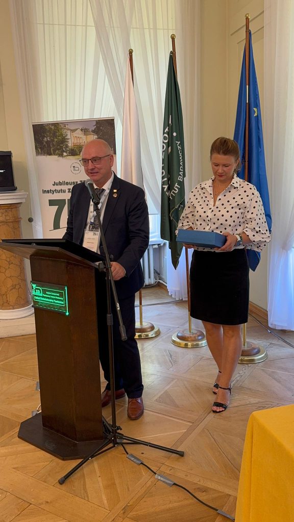 Zdjęcia z obchodów 75-lecia ZHB, obejmujące wystąpienia, uczestników konferencji, prezentacje oraz wydarzenia towarzyszące.
