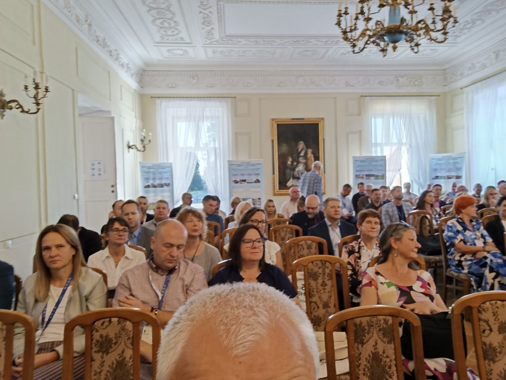 Zdjęcia z obchodów 75-lecia ZHB, obejmujące wystąpienia, uczestników konferencji, prezentacje oraz wydarzenia towarzyszące.