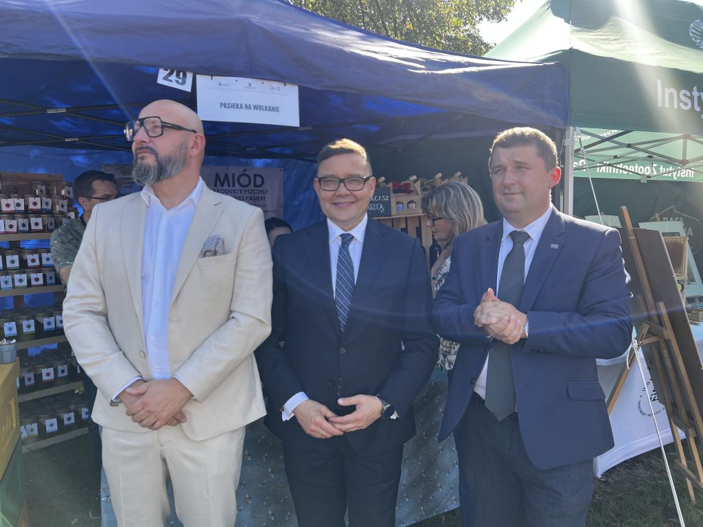 Wydarzenie plenerowe z udziałem Instytutu Zootechniki – na scenie wystąpienia gości, a na stoiskach prezentacja zwierząt gospodarskich, materiałów informacyjnych i produktów, które oglądają odwiedzający