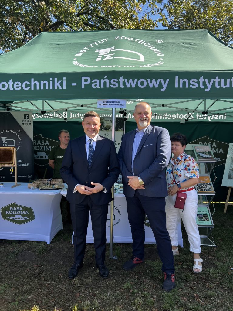 Wydarzenie plenerowe z udziałem Instytutu Zootechniki – na scenie wystąpienia gości, a na stoiskach prezentacja zwierząt gospodarskich, materiałów informacyjnych i produktów, które oglądają odwiedzający