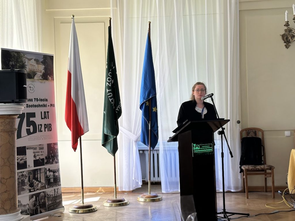 Zdjęcia z obchodów 75-lecia ZHB, obejmujące wystąpienia, uczestników konferencji, prezentacje oraz wydarzenia towarzyszące.