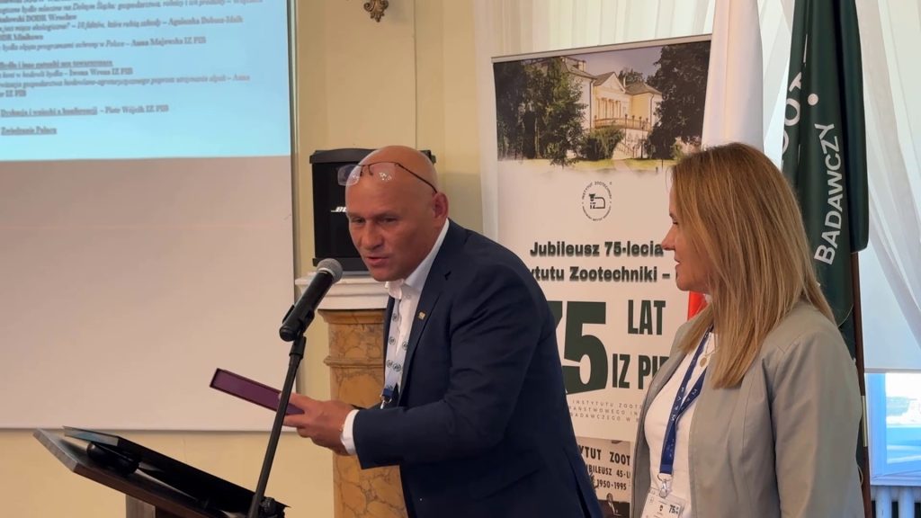 Zdjęcia z obchodów 75-lecia ZHB, obejmujące wystąpienia, uczestników konferencji, prezentacje oraz wydarzenia towarzyszące.