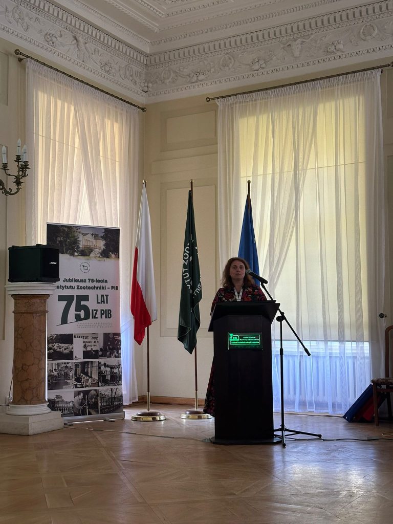 Zdjęcia z obchodów 75-lecia ZHB, obejmujące wystąpienia, uczestników konferencji, prezentacje oraz wydarzenia towarzyszące.