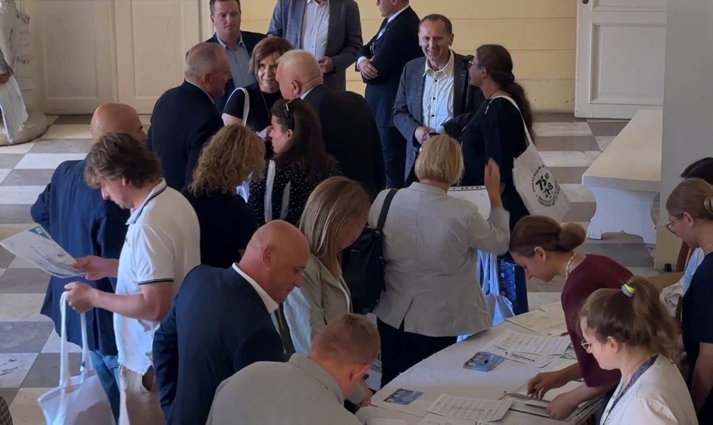 Zdjęcia z obchodów 75-lecia ZHB, obejmujące wystąpienia, uczestników konferencji, prezentacje oraz wydarzenia towarzyszące.