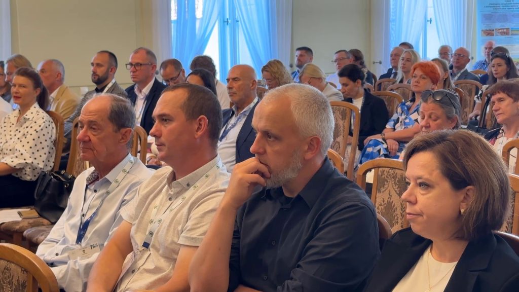 Zdjęcia z obchodów 75-lecia ZHB, obejmujące wystąpienia, uczestników konferencji, prezentacje oraz wydarzenia towarzyszące.