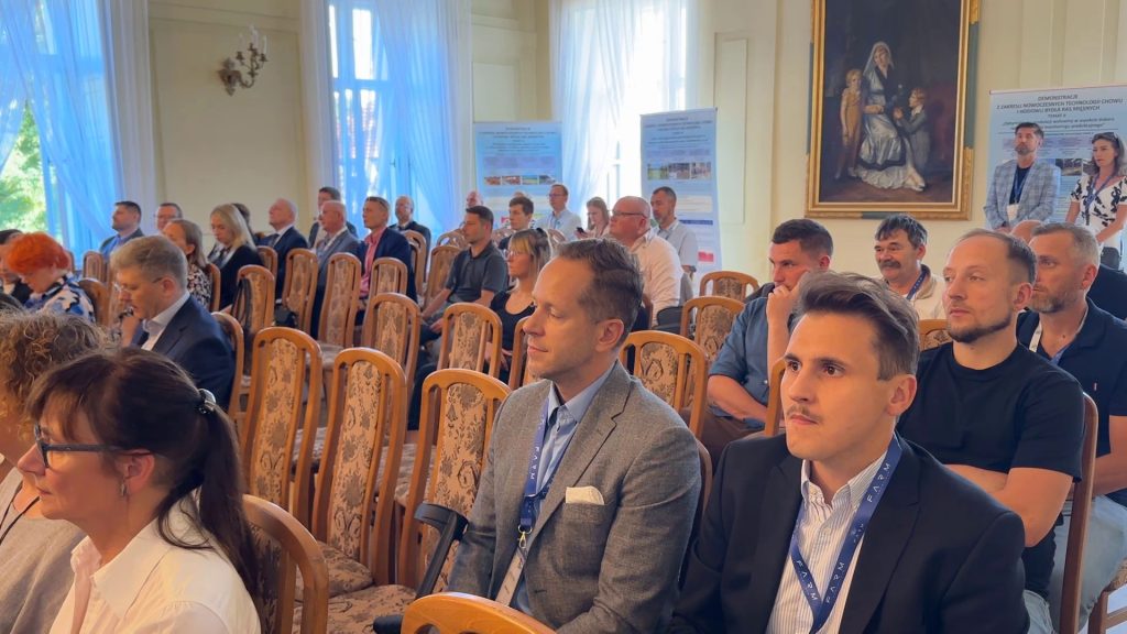 Zdjęcia z obchodów 75-lecia ZHB, obejmujące wystąpienia, uczestników konferencji, prezentacje oraz wydarzenia towarzyszące.