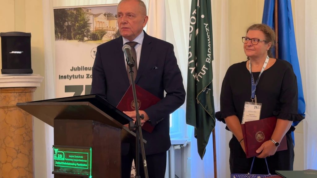 Zdjęcie z obchodów 75-lecia ZHB, obejmujące wystąpienia, uczestników konferencji, prezentacje oraz wydarzenia towarzyszące.