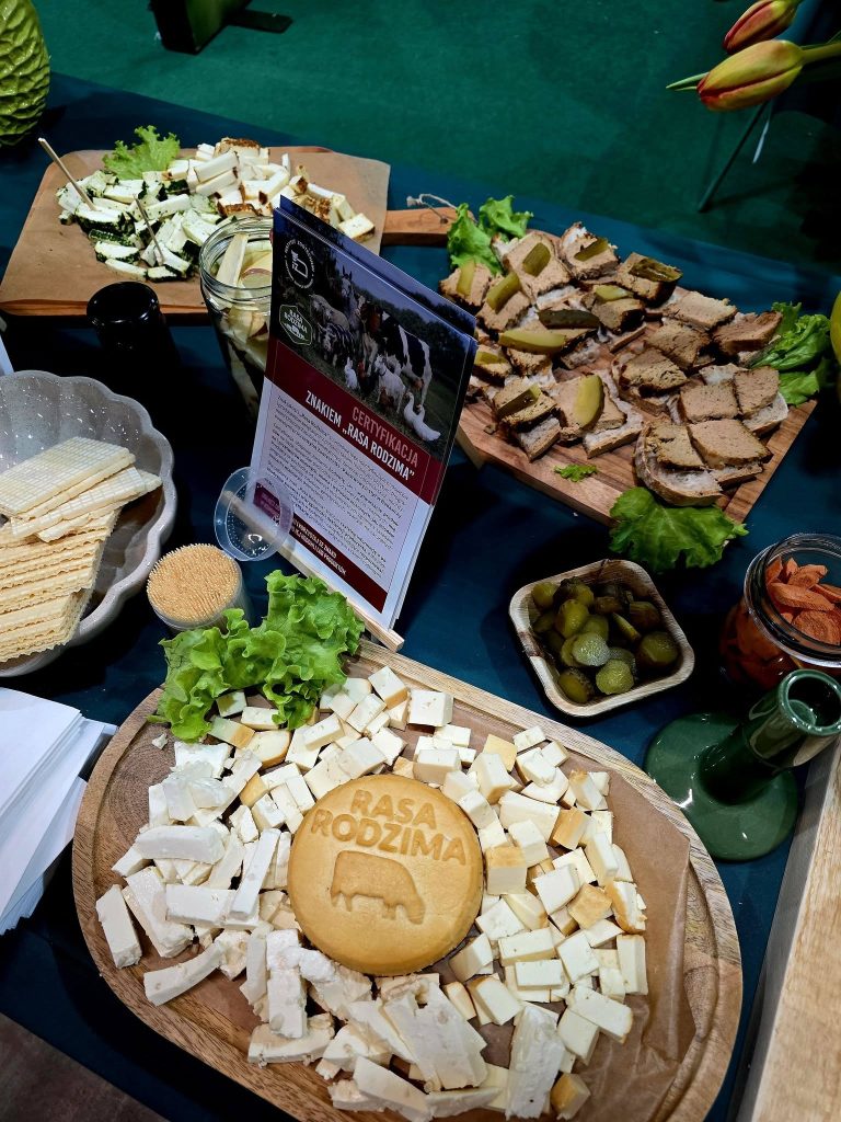 Deski z serami, kanapkami i dodatkami prezentowane na stoisku degustacyjnym produktów regionalnych.