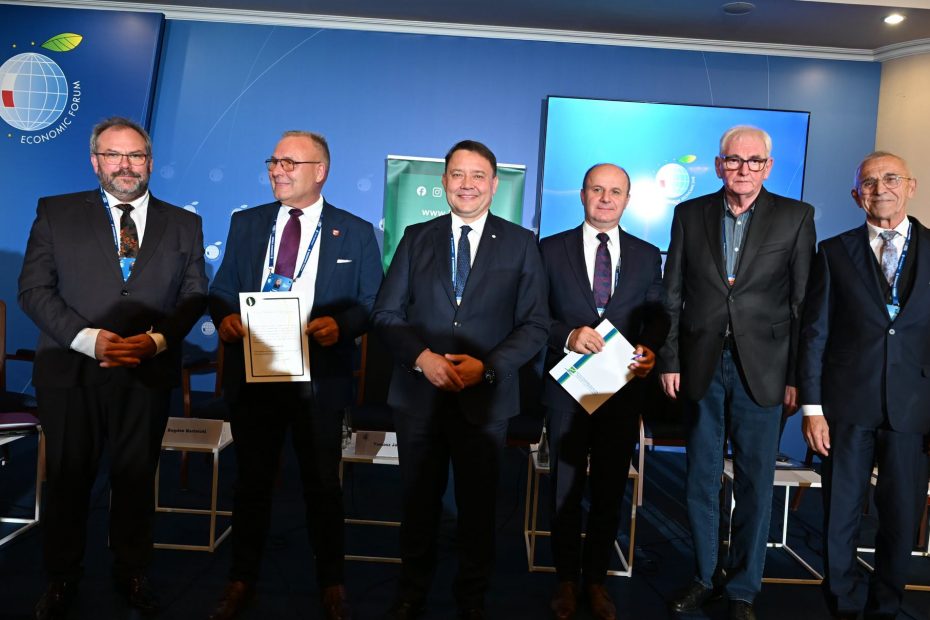 Sześciu uczestników konferencji stojących na scenie podczas uroczystego wręczenia wyróżnień
